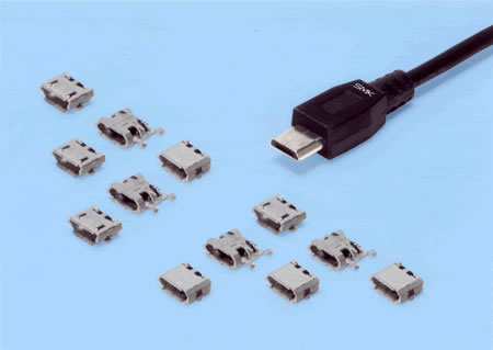 【写真4 USB規格準拠のMicro-USBコネクタ】 Micro-USBコネクタ